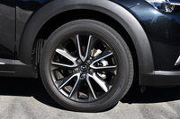 ホイールのサイズは、標準で18インチ。グレードによっては、16インチアルミホイールが装着される。
    