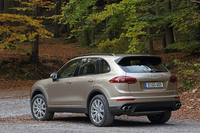 リアビュー。ほかの「カイエン」ファミリー同様、新デザインのリアコンビランプが採用されている。
    