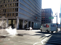 デトロイトのダウンタウン。路面からのスチームが哀愁を漂わせる。