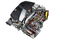 コモンレール式直噴ディーゼルユニットは、224psと190psの2種類。100km走行で9.4リッターしか燃料を燃やさないと、高い環境性能がアピールされる。