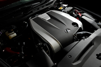 「IS250」に搭載される2.5リッターV6 DOHCエンジン。このクラスのマルチシリンダーエンジンは今では珍しく、輸入車では皆無。国産車でもトヨタと日産のFRセダンに見られる程度だ。
    