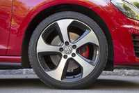 標準のタイヤサイズは225/45R17。写真の試乗車にはオプションの225/40R18サイズが装着されている（銘柄はブリヂストン・ポテンザS001）。
    