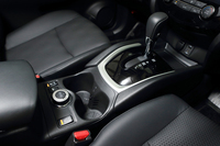 トランスミッションはCVT。ギア比のレンジ拡大や、摩擦抵抗損失の低減などにより、従来モデルのものから約10％の燃費改善を実現したという。
    