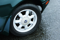 「ユーノス」のエンブレムが懐かしいホイールは当時の純正品。タイヤサイズは185/60R14で、テスト車は「ブリヂストン・プレイズPZ-1」を装着していた。