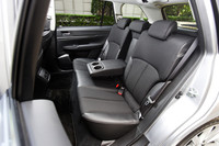 6：4分割可倒式リアシートはリクライニング機能も備わる。