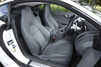 ヘッドレスト一体型のスポーツシート。オプションを選択したテスト車では総革張りだが、標準ではレザーとスエードクロスのコンビとなる。