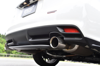 「STIエキゾーストキット」を組み込んだテスト車のマフラーエンド。エキゾーストパイプからマフラーまでのトータル設計で、排圧をノーマル車より40％引き下げたという。