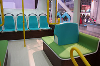 「FUEL CELL BUS」のインテリア。通勤通学が楽しくなりそうな、クリーンなデザインである。