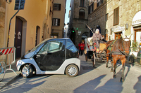 EVのある風景その1。フィレンツェは充電ポールを旧市街に多数設置したことにより、今やイタリア屈指のEV普及都市となっている。