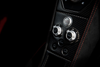 センターコンソールに備わる、走行モードの切り替えダイヤル。トランスミッションとESCの制御を、それぞれ個別に3段階で調整できる。