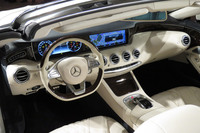 「S550カブリオレ」のインストゥルメントパネルまわり。