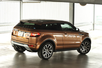 カタログに載るボディーカラーは全11色。試乗車のブラウン系の色は「ザンジバル」と呼ばれるもの。ちなみに、それぞれの色には「フジ・ホワイト」「フィレンツェ・レッド」などと世界の地名が付けられている。