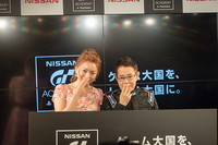 夫婦で「カトちゃんペ」を決める加藤綾菜さんと加藤茶さん。