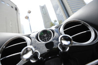 インストゥルメントパネルの中央には、腕時計のメーカーとして名高い、ブライトリング社のアナログ時計が置かれる。