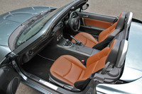 「プレミアムスポーツ」をキーワードとするパワーリトラクタブルハードトップの「RS RHT」。タンインテリアと同じくタンの本革シートを備えたオプションの「レザーパッケージ」仕様。