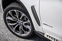 テスト車にはオプションのタイヤ（前が275/40R20で、後ろが315/35R20サイズ）が装着されていた。標準サイズは前後とも255/50R19（欧州仕様）。