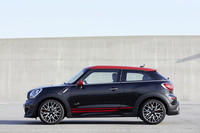 エクステリアはより“好戦的”に。ルーフとドアミラーは専用のチリレッドに塗装される。