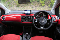 用意されるボディーカラーは5色。「トルネードレッド」を選ぶと、ダッシュパッドがレッドになるのは標準型の「up!」も同じ。ただしこちらはシートも赤くなるので、室内が一段と派手に彩られる。ナビはオプション。