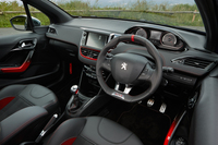 「208GTi」の室内。「GTi」のテーマカラーである赤がアクセントとして随所に用いられる。