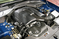 
	スポーティ版「XJR」と、トップグレード「SuperV8」に搭載される、4.2リッターV8スーパーチャージャー付きエンジンは、406psのアウトプットを誇る。ちなみに、XJRのみスポーツサスペンションが装着される
	 