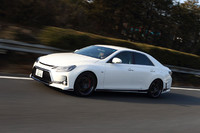 足まわりには、G's専用チューニングサスペンションがおごられる。ノーマルに比べて、車高はフロントで約20mm、リアで約15mmダウン。