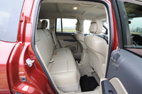 後席の居住性は良好。膝まわりに十分な余裕があり、座面は高め。FFなのに立派なセンタートンネルが残るのはご愛嬌（あいきょう）？