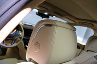 スピーカーがビルトインされた「キャデラックCT6」のヘッドレスト。シートサプライヤーとの共同作業により、当然のことながら安全基準に適合している。