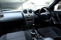 「仕上げは日本車と同レベル」と下野氏が語るインテリア。前席はエアバッグとサイドエアバッグを備え、シートベルトもフォースプリテンショナー付き。ABSやEBDもあり、安全装備は充実。ただし、オーディオはつかない。
	 
