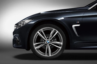 バイカラー塗装の19インチホイールと、サテンアルミ仕上げのエアブリーザーがサイドビューを引き締める。