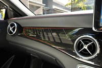 「Edition 1」専用となるハニカムブラックデザインのインテリアトリム。