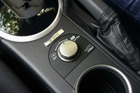 2006年5月から装備された「SI-DRIVE」（のボタン）。2008年5月以降は、エントリーグレードの2.0iを除きレガシィシリーズ全車に備わるようになった。