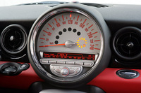 さらに大型化したセンターメーターとステアリングホイール（写真左側）との間、送風口の下にあるのがエンジンスターターボタン。丸型のキーを差し込んでから、脇の小さなボタンを押す。