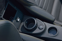 左右座席間には、ドリンクホルダーが2つ。さらに小物入れとDC12V電源が用意される。