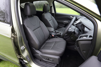 シートは上級グレードの「タイタニアム」がフルレザー、ベーシックグレードの「トレンド」はレザーとファブリックのコンビタイプとなる。
    