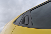 ボディーは5ドアのみ。リアドアのアウターノブはCピラーに備わる。