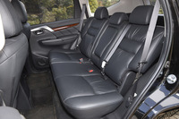 6：4分割可倒式の2列席。「パジェロスポーツ」には3列7人乗りの仕様も用意される。