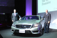 「CLS63AMG」をアピールするメルセデス・ベンツ日本のニコラス・スピークス代表取締役社長（右）と、上野金太郎副社長（左）。