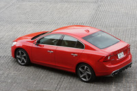 「T6 AWD R-DESIGN」は、専用のエアロパーツやデュアルテールパイプ、18インチホイールなどでドレスアップされるほか、足まわりにも専用のセッティングが施される。