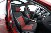 写真の赤いシート地は、オプションの「メディアンクロスインテリア」（2万1000円）。シート地が9種類、ボディカラーは12種類選べるなど、コーティネートの豊富さもウリだ。