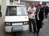 「ピアッジョ・アペ」と記念撮影中の若者にまぜてもらった筆者（右）。