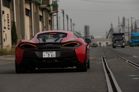 「540Cクーペ」の車体構造は、「モノセルII」と呼ばれるカーボンファイバー製のシャシーと、アルミニウム製のボディーパネルの組み合わせ。乾燥重量は1311kgとなっている。