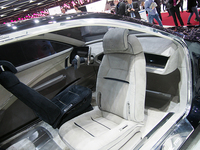 「GEAコンセプト」の内装。カラーを変えたドライバーズシートや最小限のステアリングが、「運転」ということの意味の変化到来を暗示している。