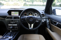 今回のマイナーチェンジで最大の変更点が、インストゥルメントパネルのデザインだ。中央には「COMANDディスプレイ」を配備。スピードメーターの中心にも液晶ディスプレイが置かれ、さまざまな車両情報や警告をドライバーに伝える。