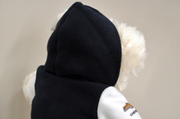 リアルな作りのフード付きパーカー。脱ぎ着できます。
    