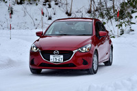 同じ周回コースをFFの「デミオ」でも走ってみたが、慎重なアクセルワークに徹しないと“ズルッ”と滑ってしまう。