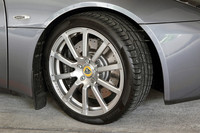 足元には、オプションのグロスアンスラサイト鍛造アルミホイールが装着されていた。タイヤサイズは前が225/40ZR18、後ろは255/35R19。