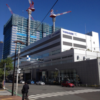 芝浦ヤナセ本社の隣では、同社の元所有地にマンションの建設が続けられている。毎日夕涼みがてらにショールーム詣でできる、エンスージアスト垂ぜんの物件か？