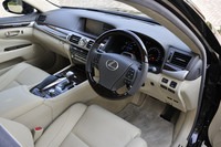 インテリアではインパネを水平基調の構成へ改め、中央に12.3インチのワイドディスプレイを置いている。