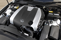 「IS250」が搭載する2.5リッターV6エンジンは215psと26.5kgmを発生する。燃費は11.6km/リッター（JC08モード）。
