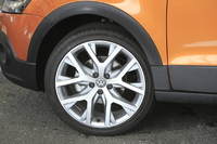 タイヤサイズは215/40R17。専用デザインの10スポークアルミホイールが装着される。